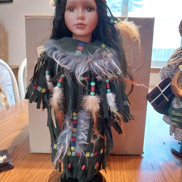 Rare vintage indigenous girl porcelain doll - Picture 2 of 4